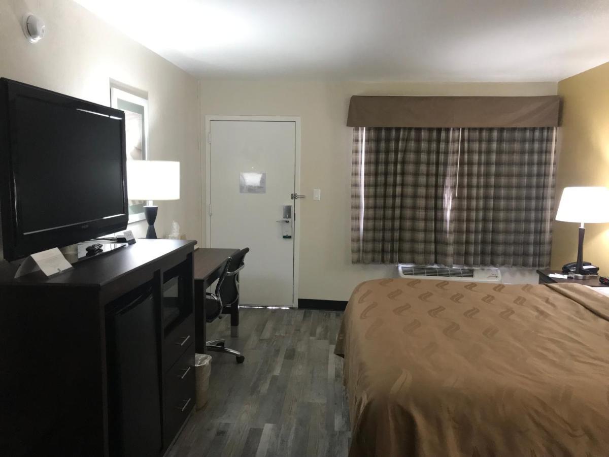 Quality Inn & Suites Near Downtown Меса Экстерьер фото
