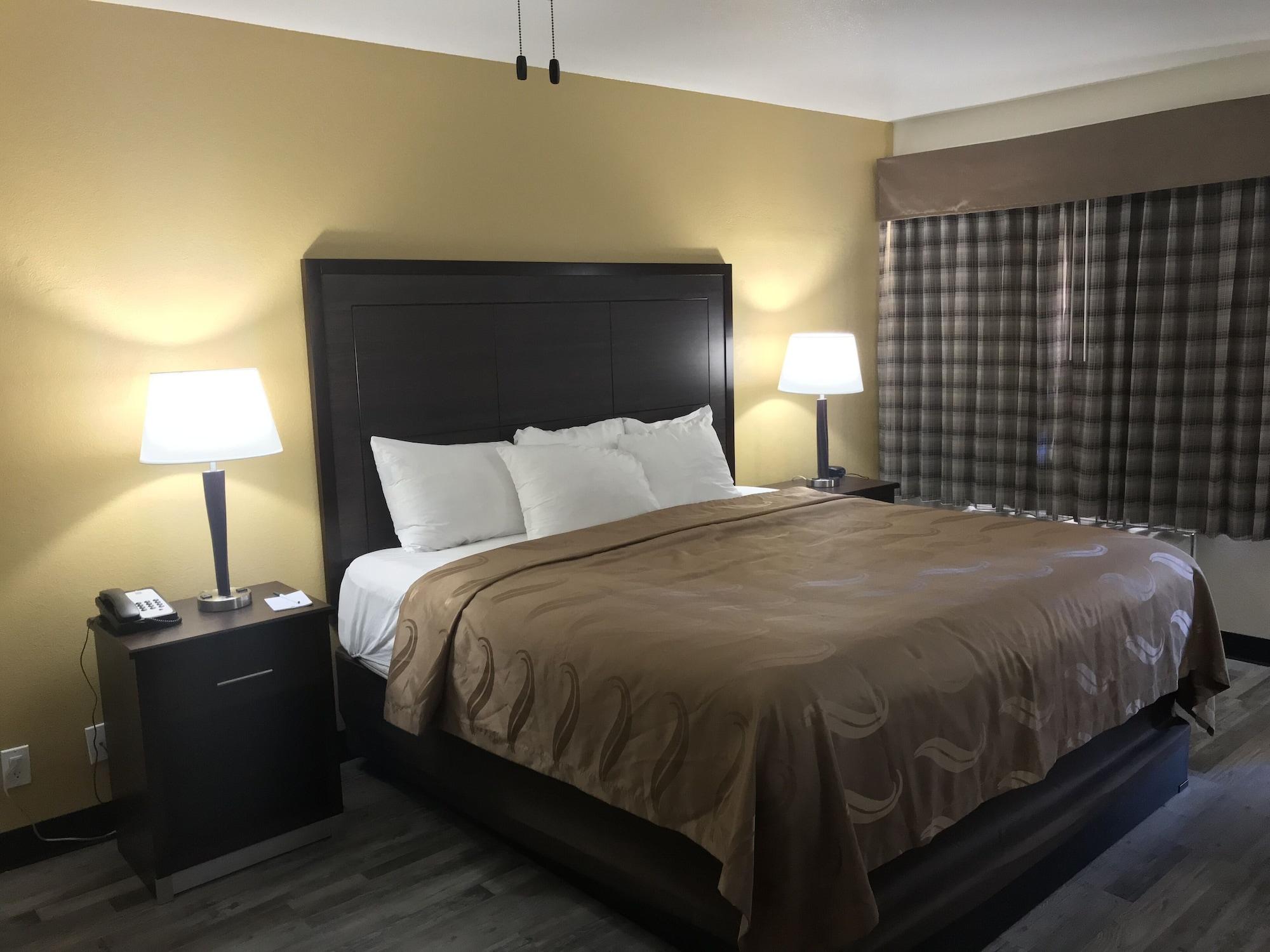Quality Inn & Suites Near Downtown Меса Экстерьер фото