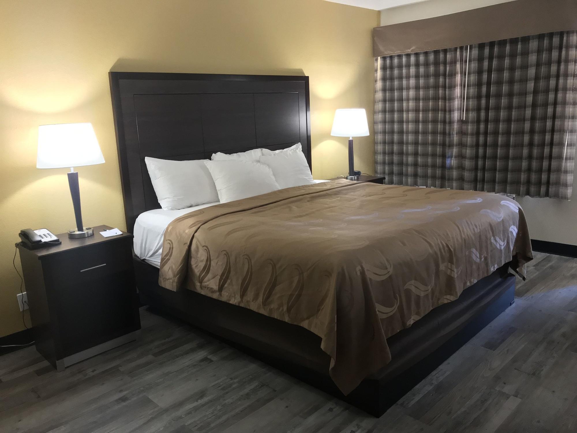 Quality Inn & Suites Near Downtown Меса Экстерьер фото