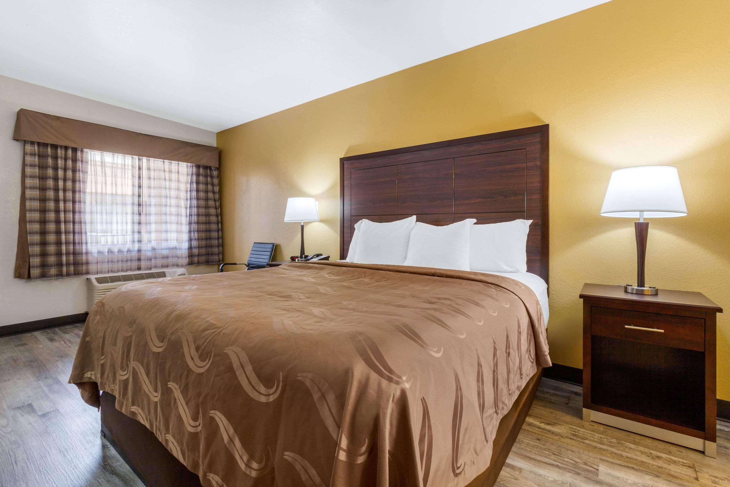 Quality Inn & Suites Near Downtown Меса Экстерьер фото
