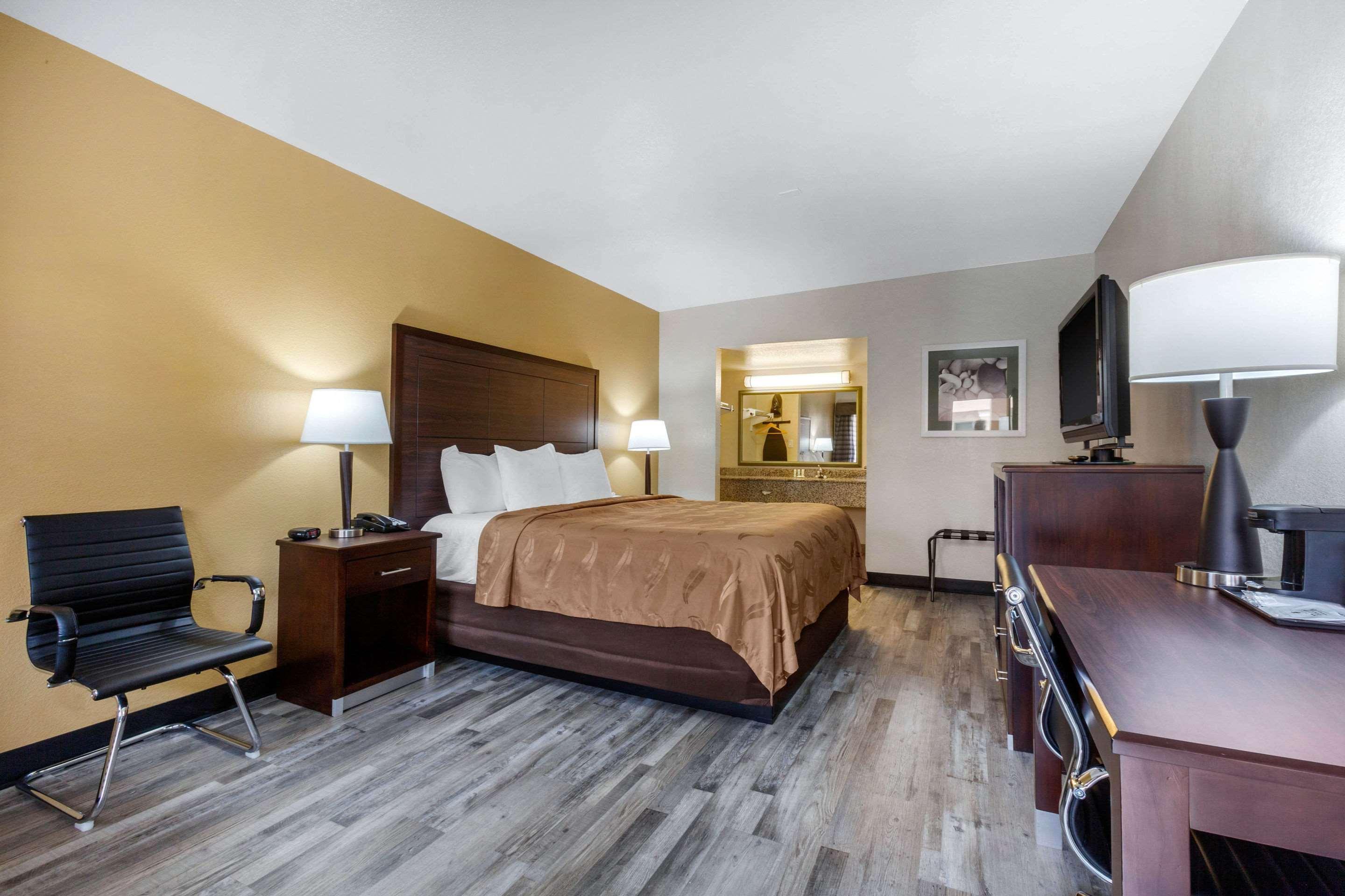 Quality Inn & Suites Near Downtown Меса Экстерьер фото