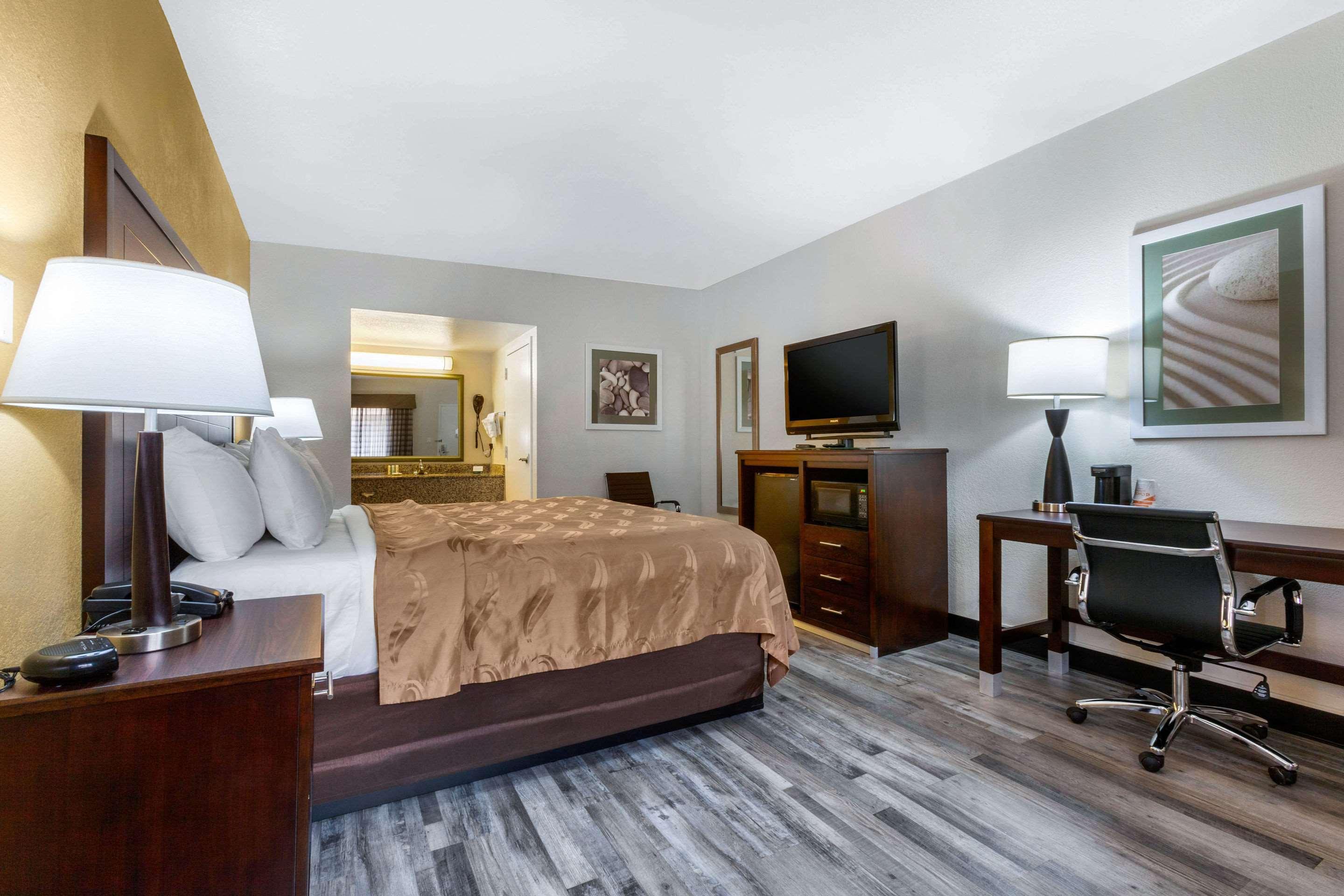 Quality Inn & Suites Near Downtown Меса Экстерьер фото
