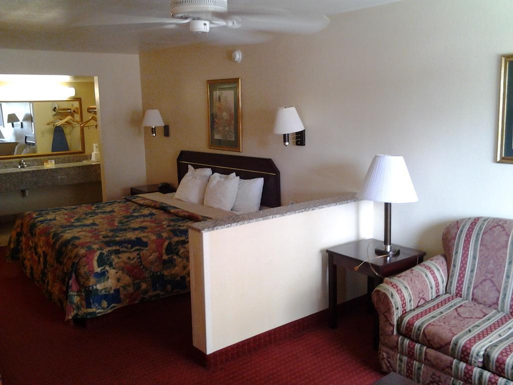 Quality Inn & Suites Near Downtown Меса Экстерьер фото