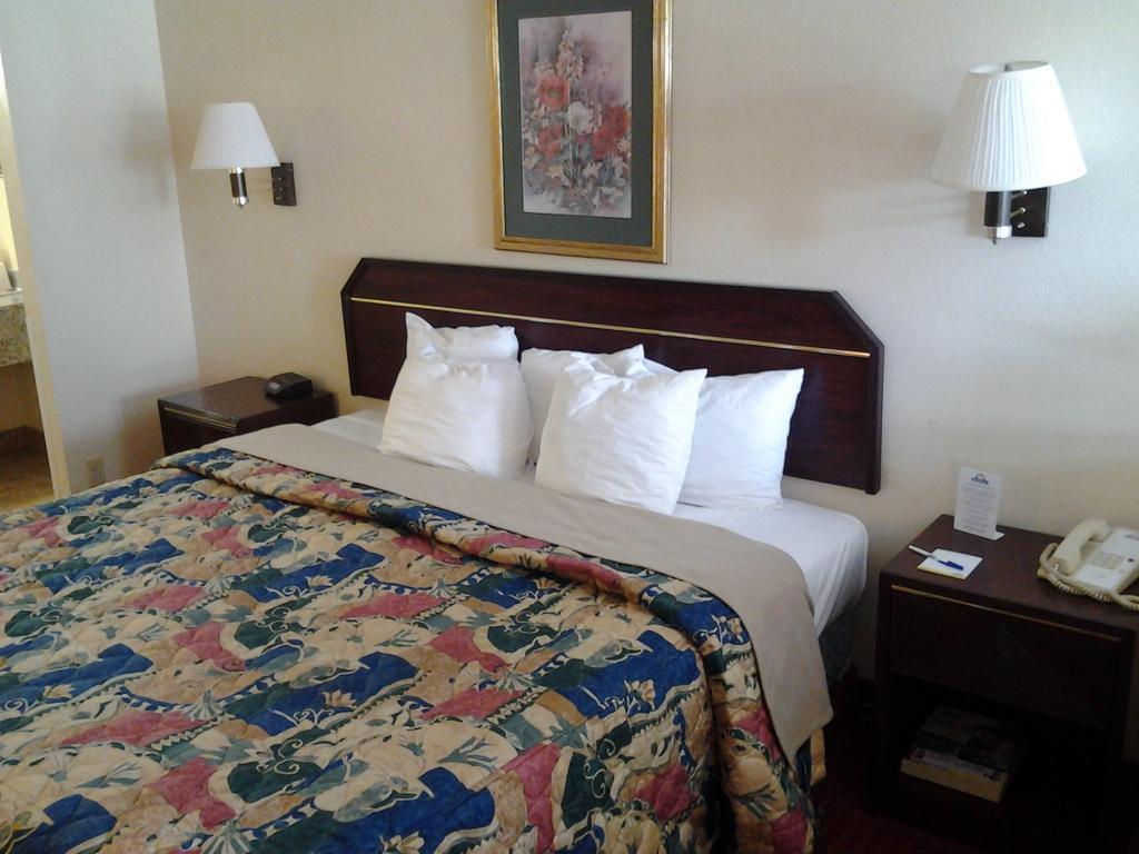 Quality Inn & Suites Near Downtown Меса Экстерьер фото
