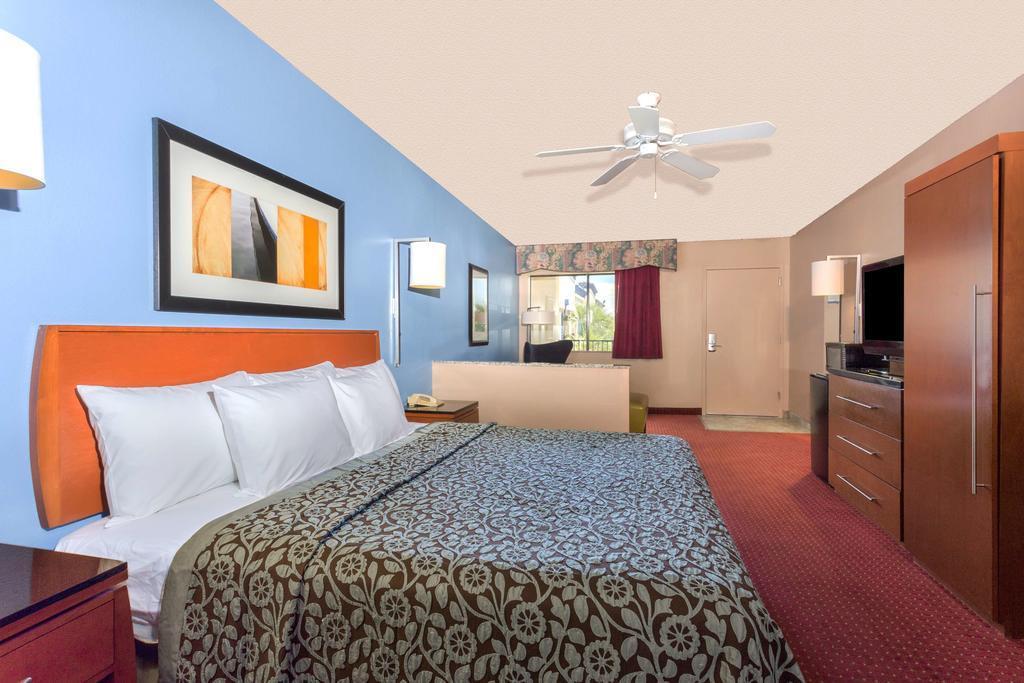 Quality Inn & Suites Near Downtown Меса Экстерьер фото