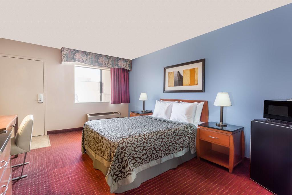 Quality Inn & Suites Near Downtown Меса Экстерьер фото