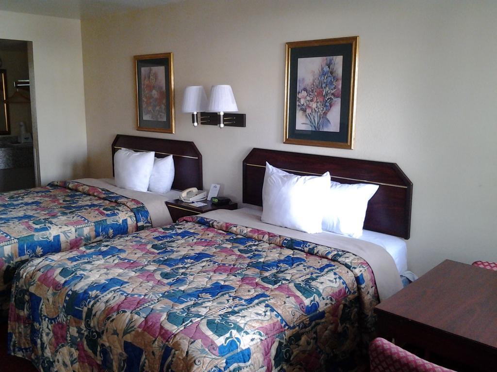 Quality Inn & Suites Near Downtown Меса Экстерьер фото