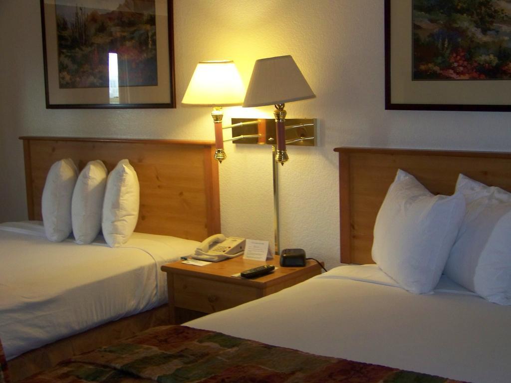 Quality Inn & Suites Near Downtown Меса Экстерьер фото