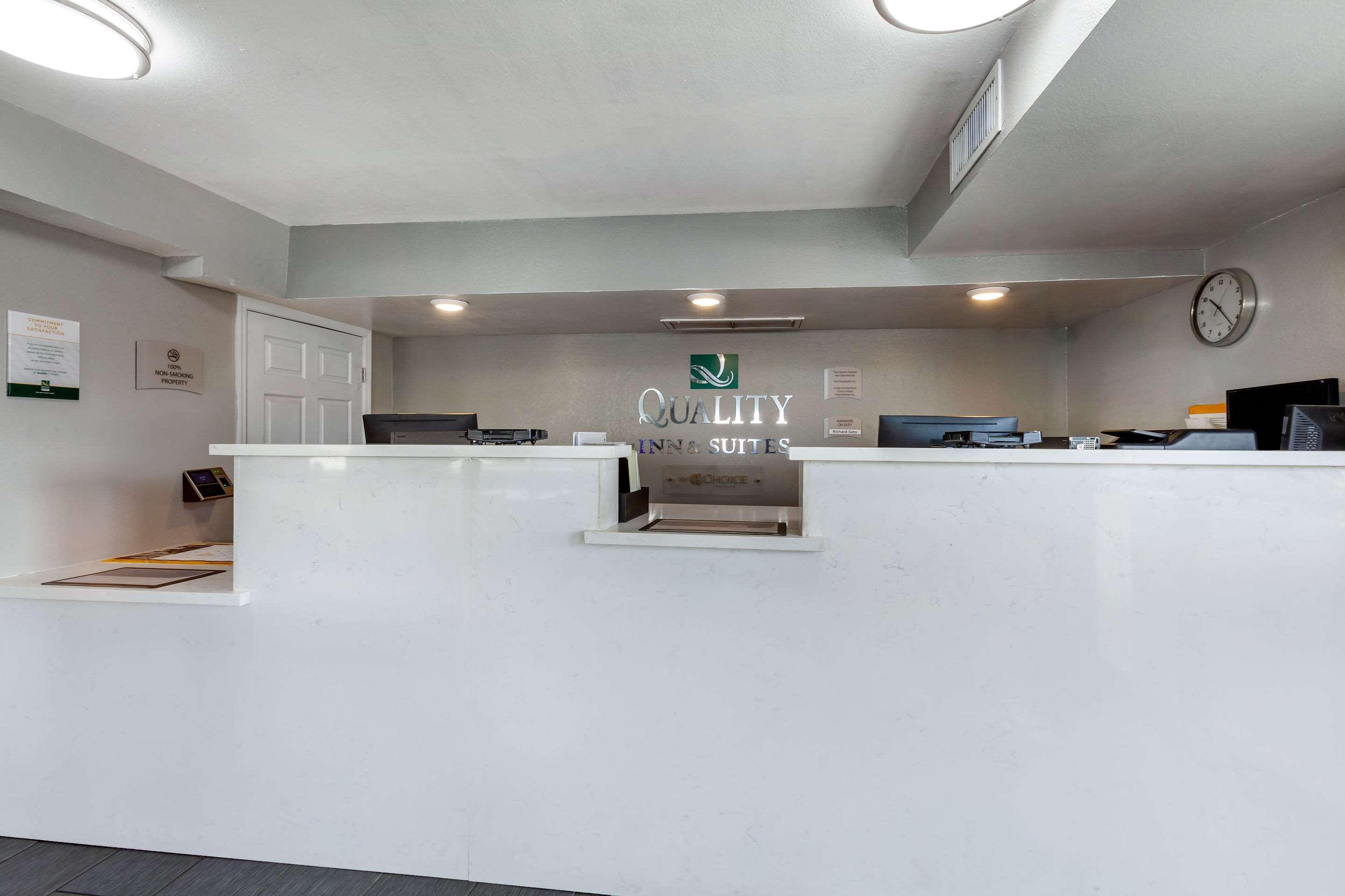 Quality Inn & Suites Near Downtown Меса Экстерьер фото