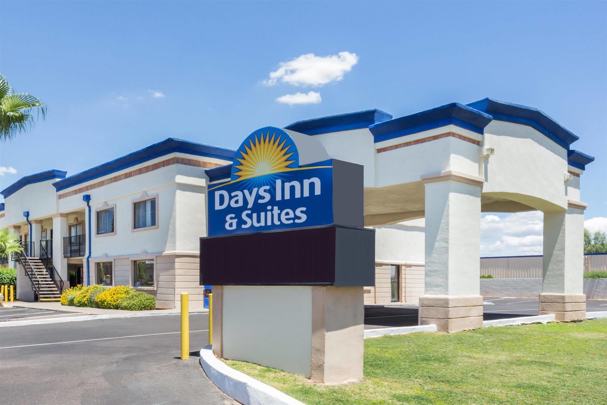 Quality Inn & Suites Near Downtown Меса Экстерьер фото